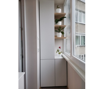 Шкаф на балконе с полками