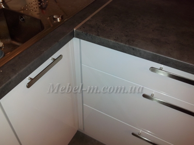 Кухня с крашенными фасадами хай тек