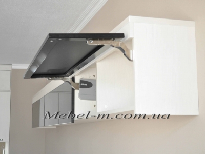 Домашняя стенка с крашенными глянцевыми фасадами