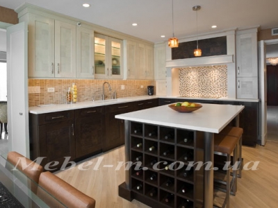 Кухня классика из дерева с столом остров