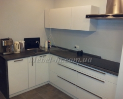 Кухня с крашенными фасадами хай тек