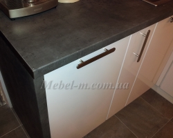 Кухня с крашенными фасадами хай тек