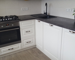 Белая кухня в стиле современная классика