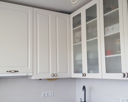 Белая кухня в стиле современная классика