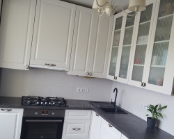 Белая кухня в стиле современная классика