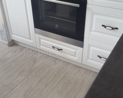 Белая кухня в стиле современная классика