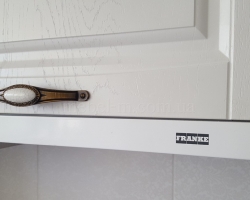 Белая кухня в стиле современная классика