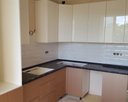 Кухня с глянцевыми фасадами на заказ