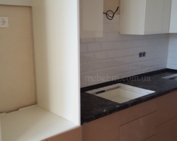 Кухня с глянцевыми фасадами на заказ