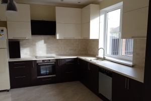 Кухня для частного дома с мойкой возле окна