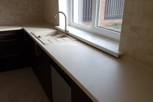 Кухня для частного дома с мойкой возле окна