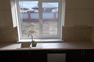 Кухня для частного дома с мойкой возле окна