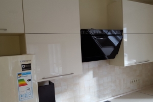 Кухня для частного дома с мойкой возле окна