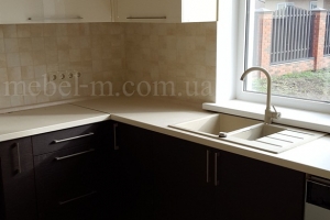 Кухня для частного дома с мойкой возле окна