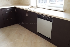 Кухня для частного дома с мойкой возле окна