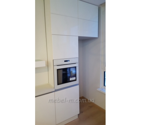 Угловая белая глянцевая кухня