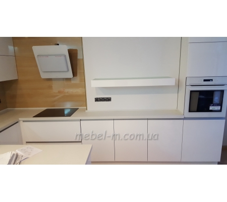 Угловая белая глянцевая кухня