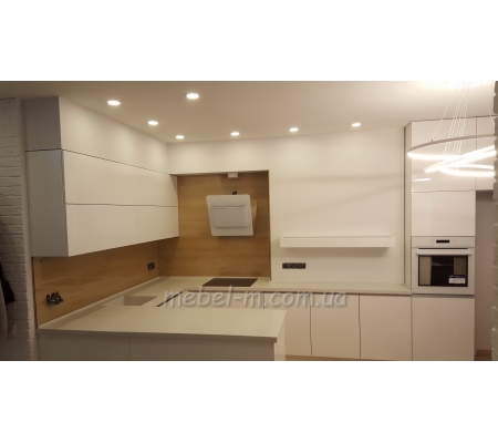 Угловая белая глянцевая кухня