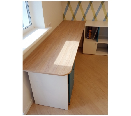 Детская мебель стол и шкаф