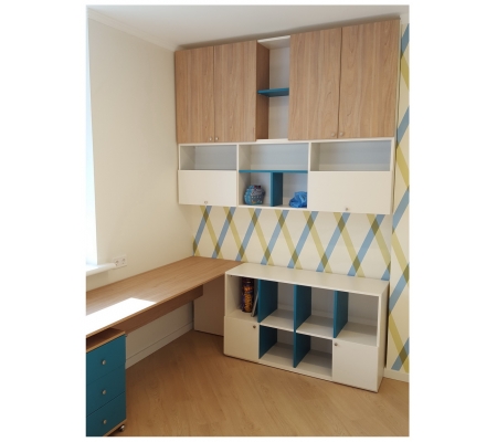 Детская мебель стол и шкаф