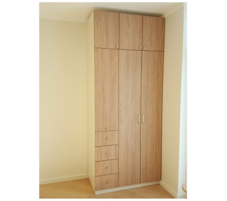 Детская мебель стол и шкаф