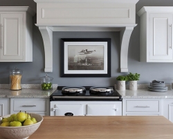 Светлая просторная кухня с барной стойкой