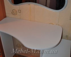 Детская кровать двухъярусная для девочки розовая с столиком