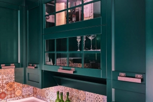 Кухня зеленого изумрудного цвета