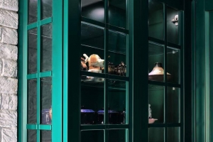 Кухня зеленого изумрудного цвета