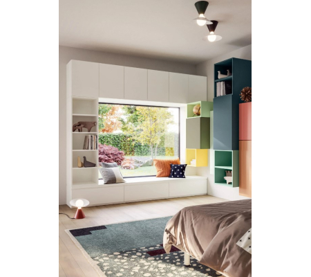 Комната с цветными полочками