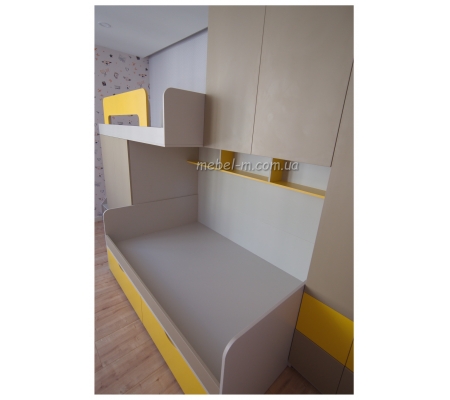 Двухъярусная детская кровать желтого цвета