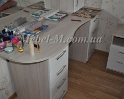 Стол с зеркалом - туалетный стол