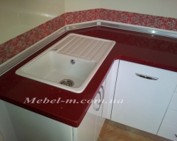 Кухня с радиусными глянцевыми фасадами и каменной столешницей