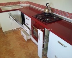 Кухня с радиусными глянцевыми фасадами и каменной столешницей