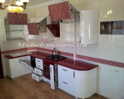 Кухня с радиусными глянцевыми фасадами и каменной столешницей