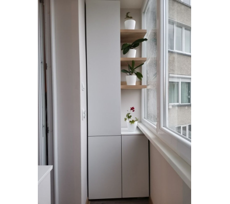 Шкаф на балконе с полками