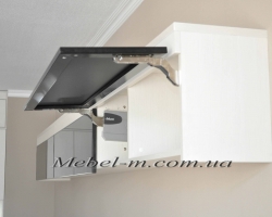 Домашняя стенка с крашенными глянцевыми фасадами