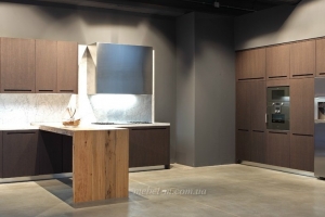 Дизайн кухни - фото с шпонированными фасадами фасадами